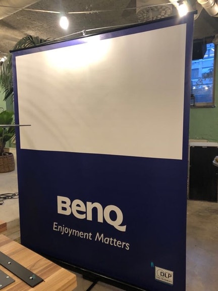 Hyra ljusstark projektor 5500ansi med 2m duk